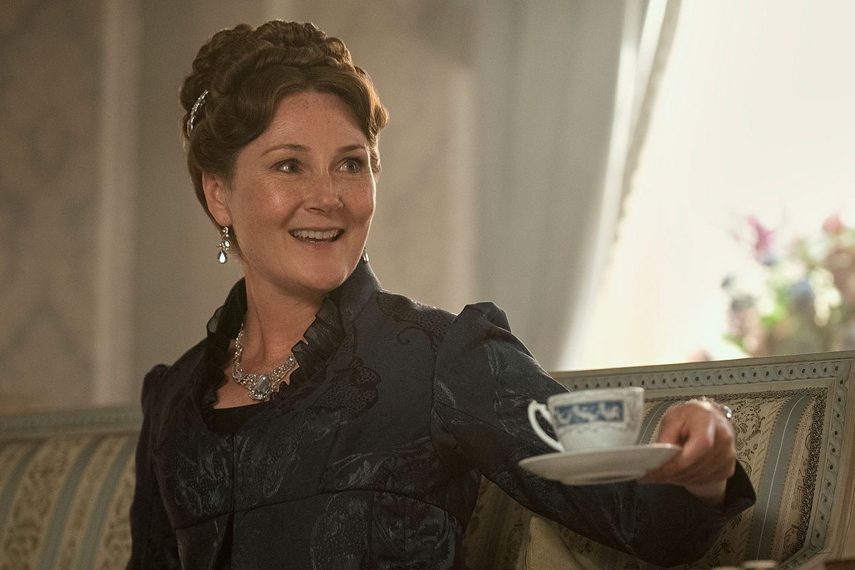 Ruth Gemmell als Violet Bridgerton Ruth Gemmell als Violet Bridgerton in Queen Charlotte: Eine Bridgerton Geschichte.