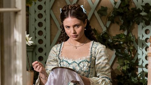 Connie Jenkins-Greig als junge Violet Ledger in Queen Charlotte: Eine Bridgerton Geschichte. - Foto: Nick Wall/Netflix © 2023