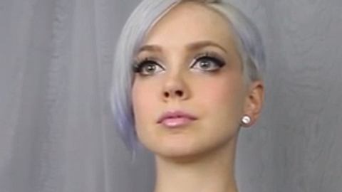 virales video model laesst brueste zu mozart tanzen - Foto: Youtube