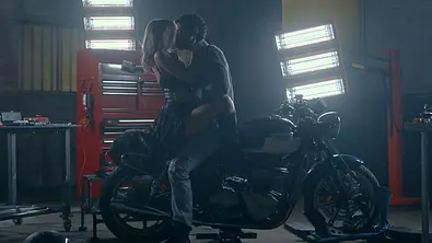 Zibby Allen als Brie Sheridan und Benjamin Hollingsworth als Dan Brady knutschen auf einem Motorrad. - Foto: Netflix