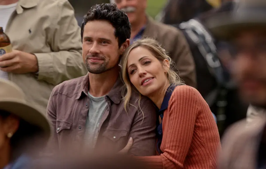 Benjamin Hollingsworth als Dan Brady und Zibby Allen als Brie Sheridan in „Virgin River“.