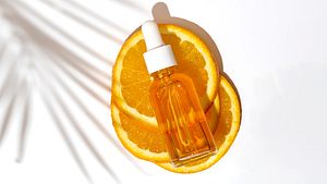 beliebtestes Vitamin C Serum - Foto: iStock/IKvyatkovskaya