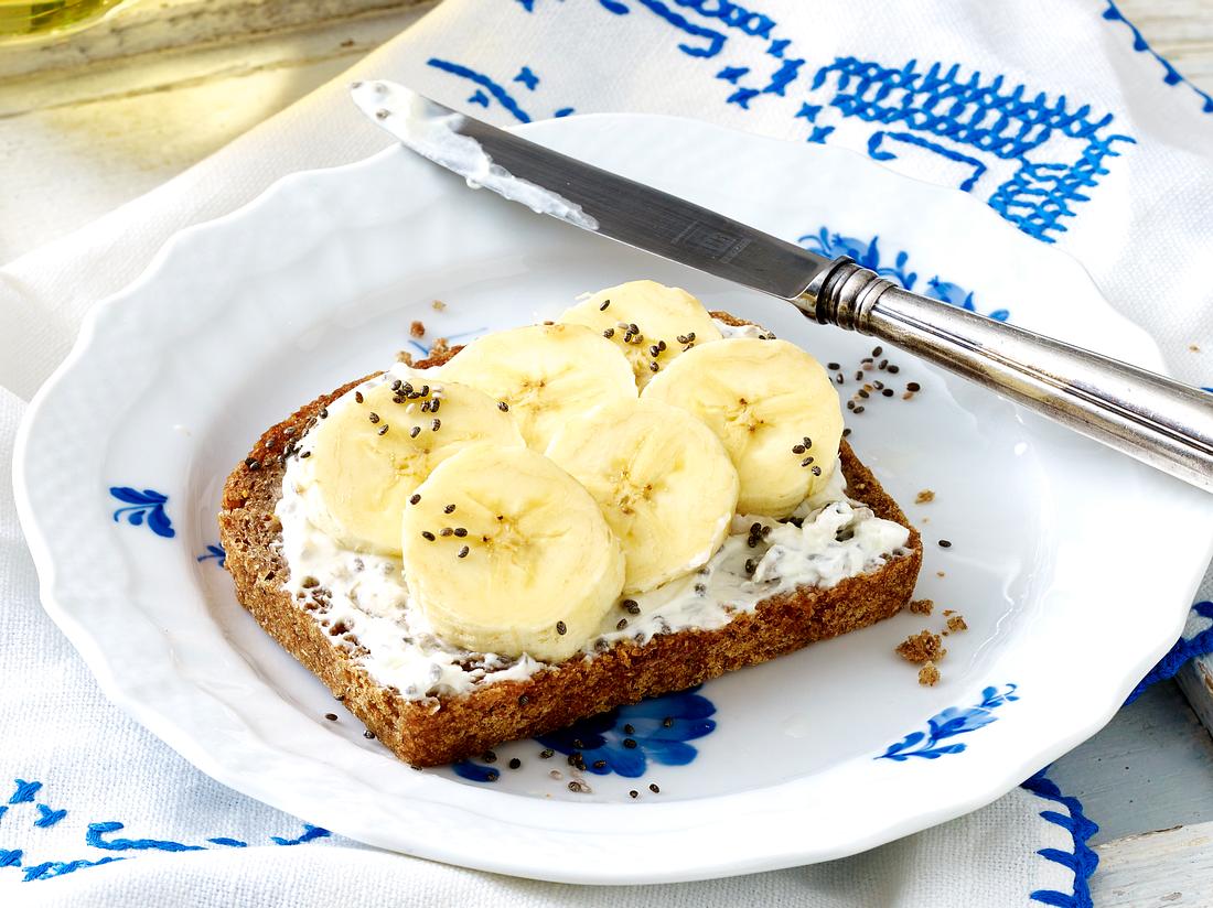 Vollkornbrot mit Banane Vollkornbrot mit Banane ist eine gute Basis für ein Diät-Frühstück.