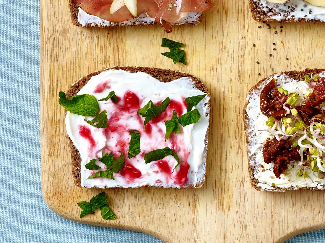 Vollkornbrot mit Minze Vollkornbrot mit Minze zum Frühstück hilft beim Abnehmen.