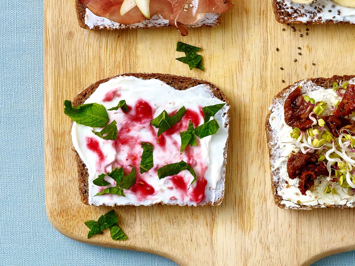 Vollkornbrot mit Minze zum Frühstück hilft beim Abnehmen.