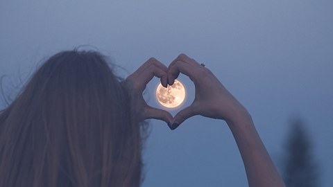 Diese Sternzeichen haben eine gute Woche. - Foto: zoff-photo/iStock