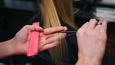Volumenschnitt für feines Haar: Luftige Frisuren und Styles - Foto: iStock/Estradaanton 