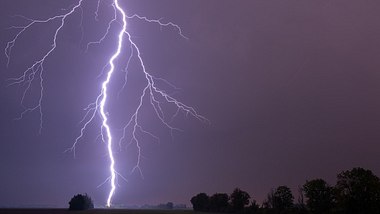 Vom Blitz getroffen zu werden ist nicht unbedingt tödlich, kann aber schwere Folgen haben - Foto: amriphoto/iStock
