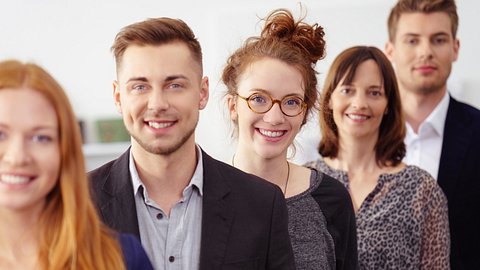 Von der Kollegin zur Vorgesetzten: Junge Menschen in einem Team - Foto: stockfour/iStock