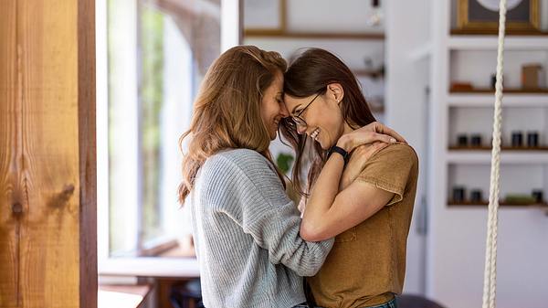 Von Rivalinnen zu Liebenden: Ein Seminar voller Verlockungen - Foto: PIKSEL/iStock