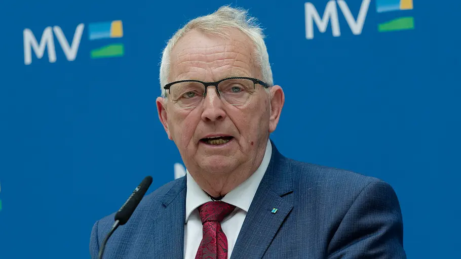 Umweltminister Till Backhaus vor dem Mikrofon.