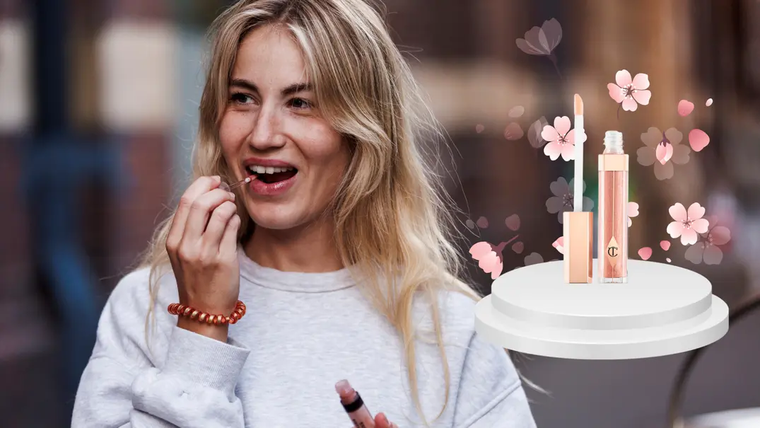 Blonde junge Frau, die Lipgloss aufträgt - Foto: iStock/ mihailomilovanovic/ PR