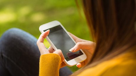 Cyberkriminelle verschicken derzeit eine besonders perfide SMS. - Foto: Wavebreakmedia/istock