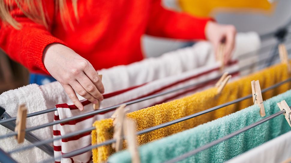 Wäsche in der Wohnung trocknen kann gesundheitsgefährdend sein, weil sich Schimmel bildet. (Themenbild) - Foto: AaronAmat/iStock