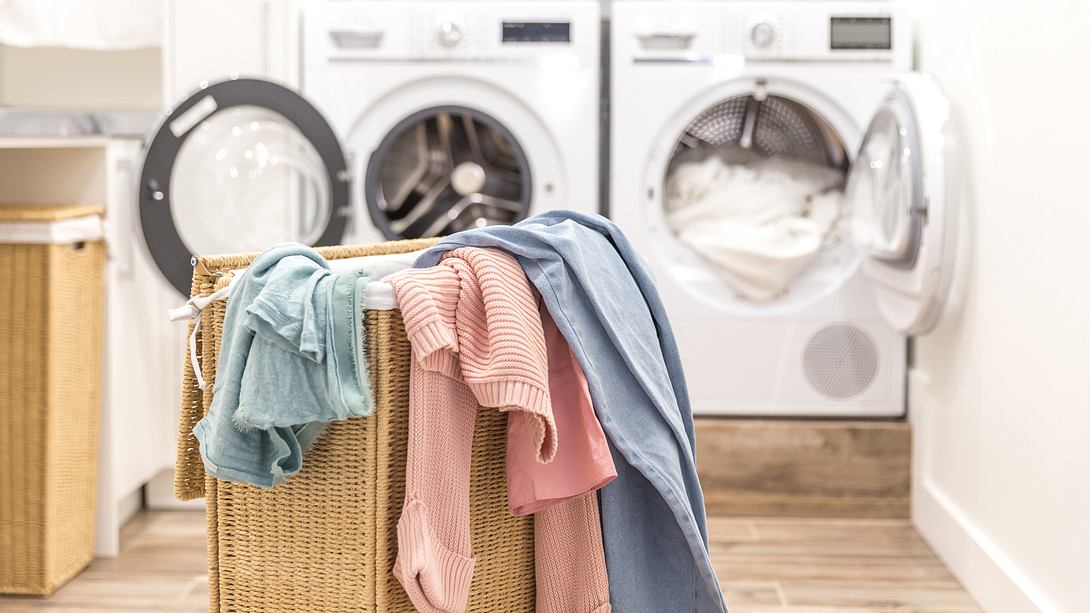 Wäsche sortieren vor dem Waschen - Foto: iStock/Mariakray 