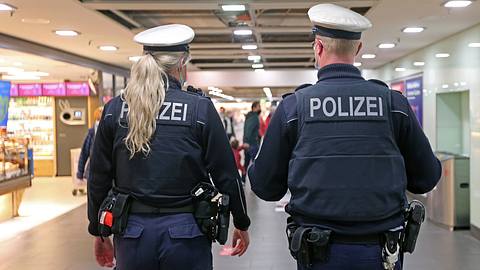 Die Polizei will am Bahnhof in Essen stärker kontrollieren. - Foto: imago images / Gottfried Czepluch