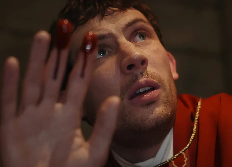 Josh O’Connor im Film „Wake Up Dead Man: A Knives Out Mystery“.