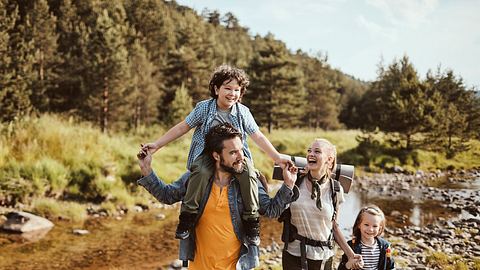 Wandern macht der ganzen Familie Spaß. - Foto: Geber86/iStock