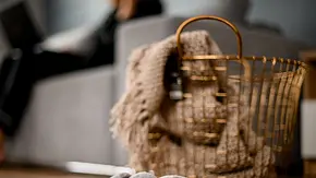 Hausschuhe für warme Füße auf Wohnzimmerboden - Foto: iStock/MaximFesenko Hausschuhe für warme Füße auf Wohnzimmerboden - Foto: iStock/MaximFesenko