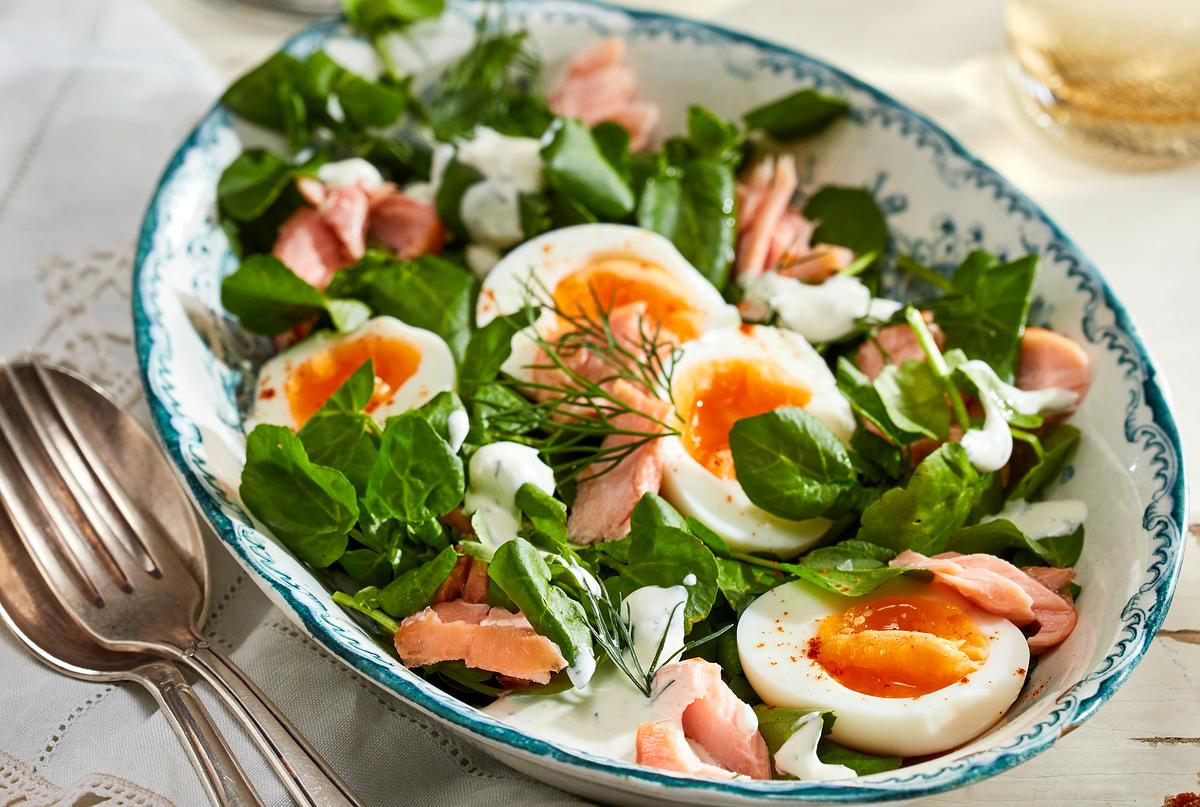 Warmer Lachs-Salat mit Brunnenkresse und gekochten Eiern