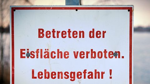 Warnungen nicht beachtet: Eltern mit zwei Kindern in Eis eingebrochen - Foto: iStock/Heiko119