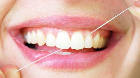 Was bringt Zahnseide wirklich? - Foto: iStock