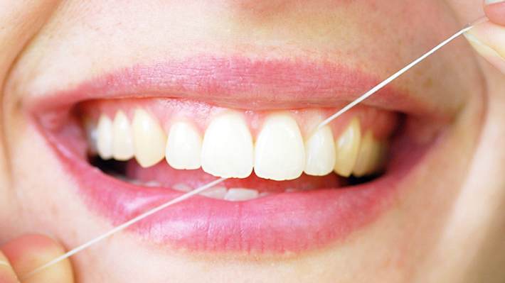 Was bringt Zahnseide wirklich? - Foto: iStock