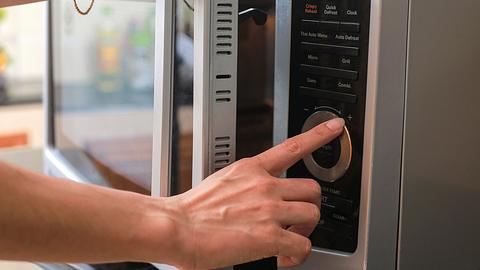 Was dar nicht in die Mikrowelle? Diese Lebensmittel. - Foto: iStock/Jay_Zynism