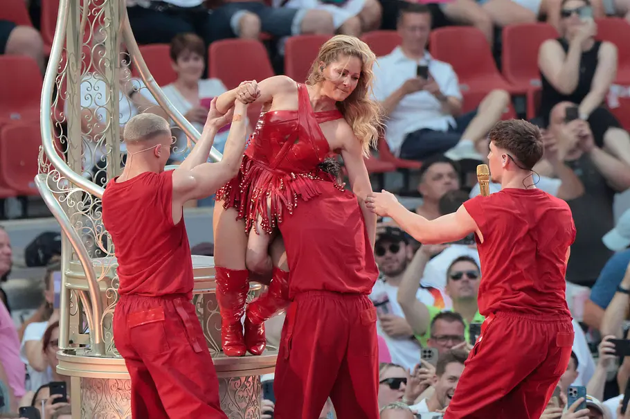 Helene Fischer: 360-Grad-Stadion-Tour Helene Fischer während ihrer 360-Grad-Stadion-Tour von Tänzern umringt. Alle sind rot gekleidet.