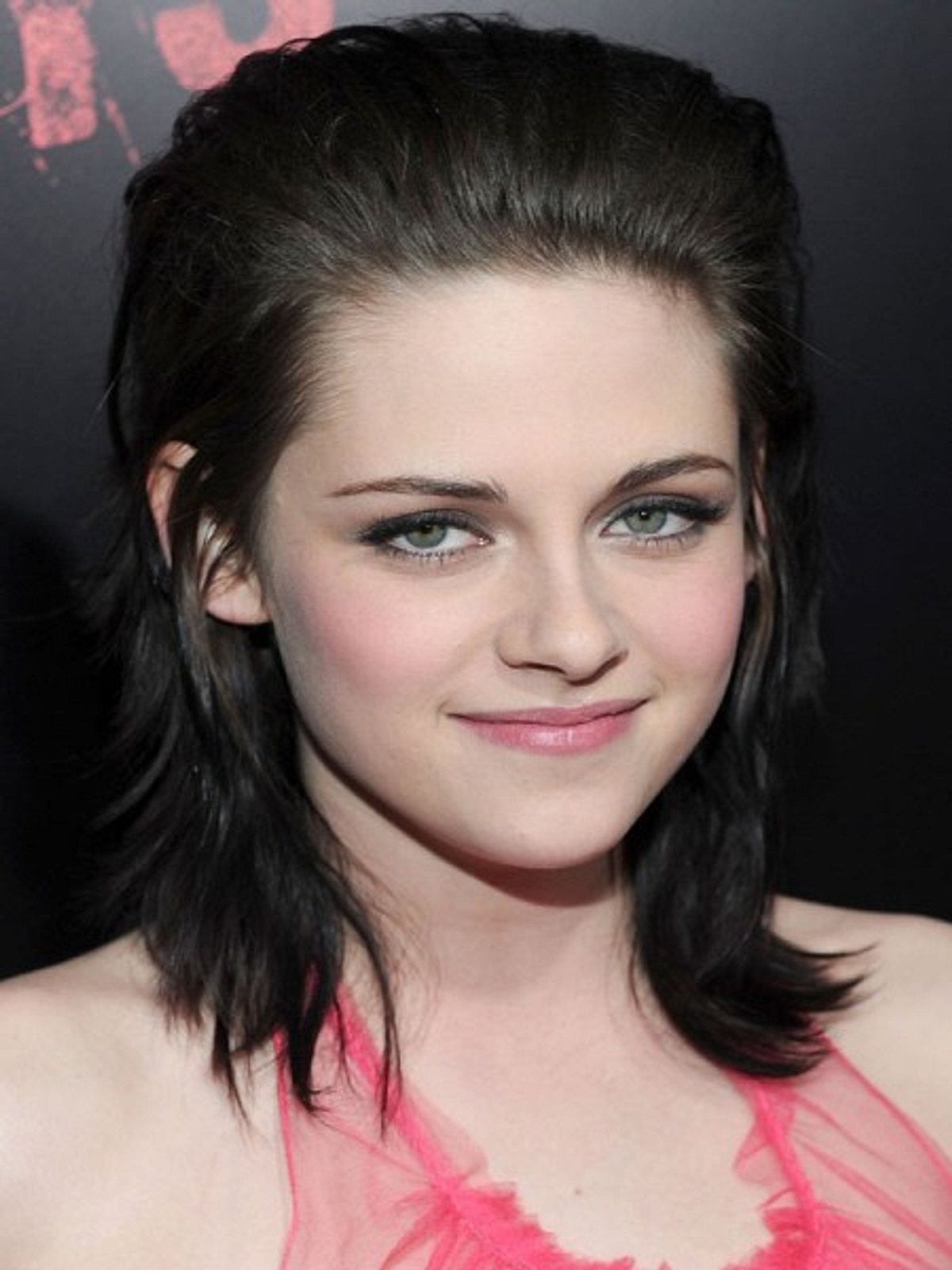 was man mit einem long bob alles anstellen kann zeigt uns kristen stewart bei der premiere von the runaways im maerz0 in new