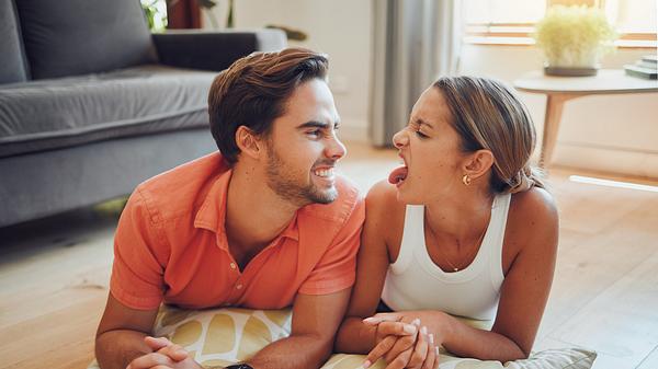 „Was sich liebt, das neckt sich“: Diese Anzeichen deuten darauf hin, dass mehr dahintersteckt - Foto: PeopleImages/iStock