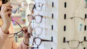 Frau kauft Brillen - Foto: GoodLifeStudio/iStock