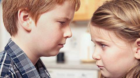 Was tun, wenn das Kind mobbt? Eine Psychologin gibt Eltern Tipps zum richtigen Umgang mit dem sensiblen Thema. - Foto: iStock/jackscoldsweat