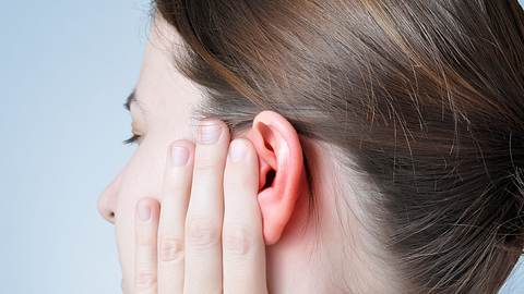 Was kann man bei Ohrenschmerzen tun? Wir geben dir Tipps. - Foto: iStock/Vonschonertagen