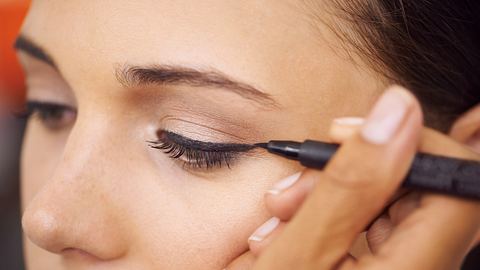 Was tun, wenn der Eyeliner zu trocken ist? - Foto: PeopleImages/iStock