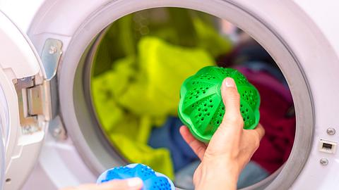 Wäschewaschen mit einem Waschball. - Foto: iStock/Tutye