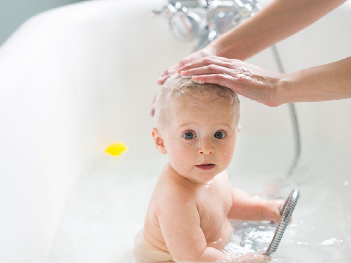 Wie oft man Kindern die Haare waschen sollte, hängt von deren Alter ab.