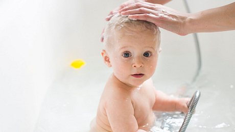 Wie oft man Kindern die Haare waschen sollte, hängt von deren Alter ab. - Foto: iStock