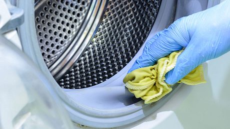 Eine Waschmaschine zu entkalken ist ganz leicht. - Foto: Евгений Хабаров/iStock