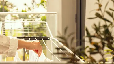 Wäsche aufhängen - Foto: iStock/FTiare