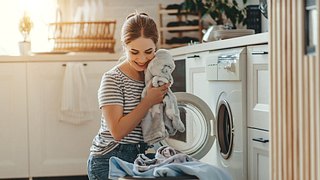 Waschsymbole: Was die Pflegehinweise in Klamotten wirklich bedeuten - Foto: evgenyatamanenko/iStock