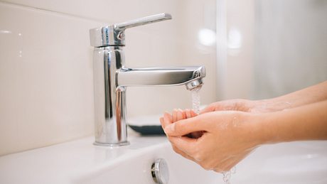 Nahaufnahme Frau wäscht sich ihre Hände - Foto: agrobacter/iStock