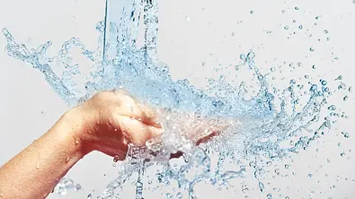 Wir verraten dir, wie hoch der ideale Wasseranteil ist, damit dein Körper optimal arbeiten kann. - Foto: iStock/evgenyatamanenko