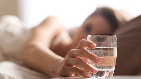 Wasserglas am Bett: Darum solltest du keins stehen haben - Foto: iStock