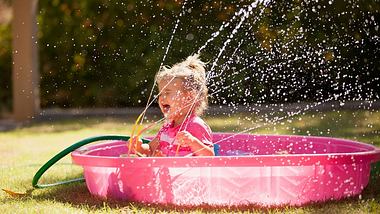 Dieses Wasserspielzeug kommt gut bei Kindern an - Foto: iStock/JennaWagner