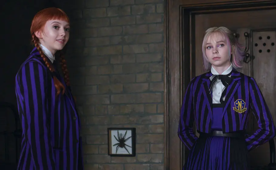 Agnes DeMille (Evie Templeton) und Enid Sinclair (Emma Myers).