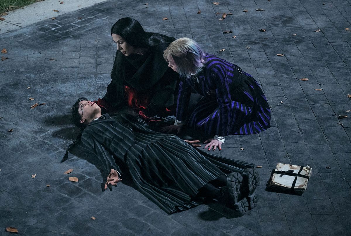 Wednesday Addams (Jenna Ortega), Morticia (Catherine Zeta-Jones) und Enid Sinclair (Emma Myers).