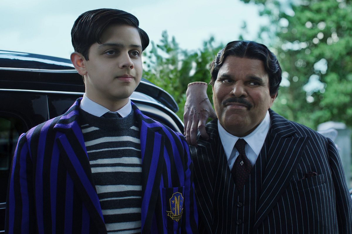 „Wednesday“ Staffel 2 Pugsley (Isaac Ordonez) das Eiskalte Händchen (Victor Dorobantu) und Gomez Addams (Luis Guzmán).