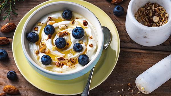 13 kostenlose Weight-Watchers-Rezepte  - Beeren-Quark - Foto: Panagiotis Kyriakos/iStock