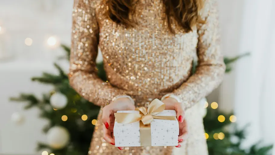 Frau hat Geschenk in der Hand